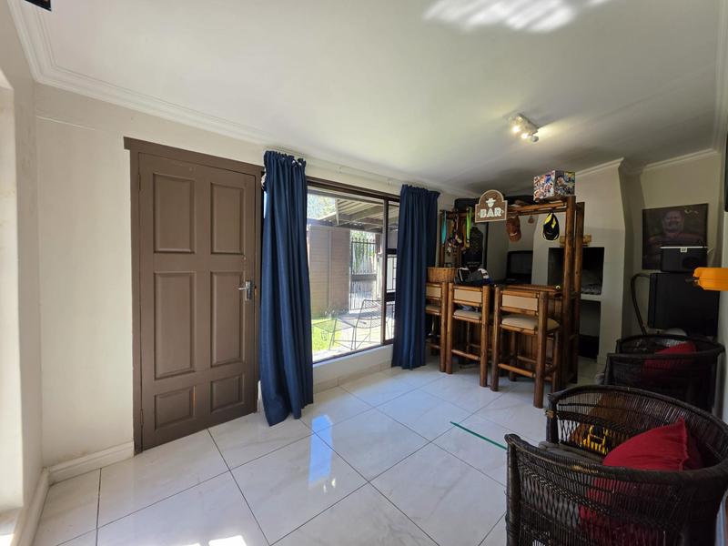 To Let 4 Bedroom Property for Rent in Blomtuin Western Cape